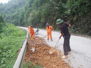 Công nhân Đoạn quản lý đường bộ I- Sở GTVT duy tu, sửa chữa đường tỉnh 433- Hòa Bình đi Đà Bắc.